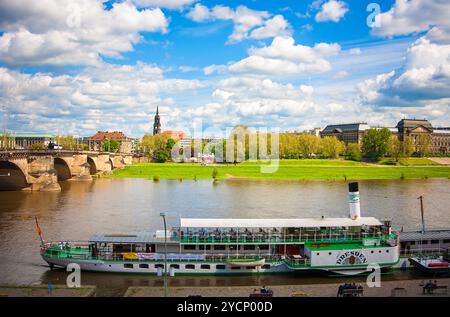 Stadtbild des alten Dresden, Fähre an der Elbe, Deutschland Stockfoto