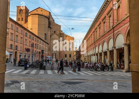 Galvani-Platz mit der Statue von Luigi Galvani. Die Basilika San Petronio im Hintergrund. Bolognas weitläufige bogenförmige porticoes (portici), die durch die Stadt führen, gehören zum UNESCO-Weltkulturerbe. Via d'Azeglio, Bologna, Emilia-Romagna, Italien Stockfoto