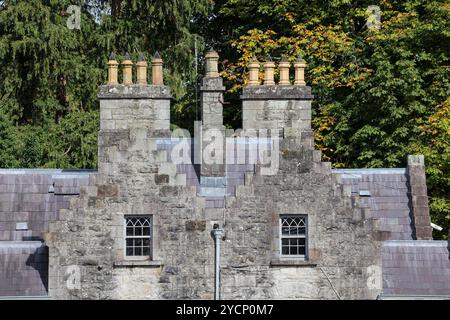 Verzierte Schornsteinstapel und Schornsteine auf der Eingangstor Lodge zum Castle Leslie Estate Glaslough County Monaghan Irland. Stockfoto