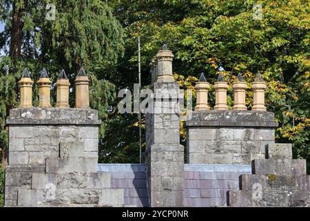 Zwölf Schornsteintöpfe verzierten Schornsteine auf der Eingangshütte zum Castle Leslie Estate Glaslough Monaghan. Stockfoto