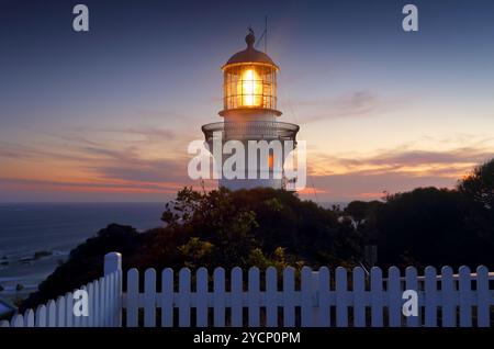 Eine Langzeitbelichtung nach Sonnenuntergang des Sugarloaf Point Lighthouse in Seal Rocks Australia Stockfoto