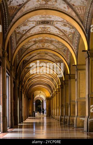 Bolognas weitläufige bogenförmige porticoes (portici), die durch die Stadt führen, gehören zum UNESCO-Weltkulturerbe. Via Farini, Bologna, Emilia-Romagna, Italien Stockfoto