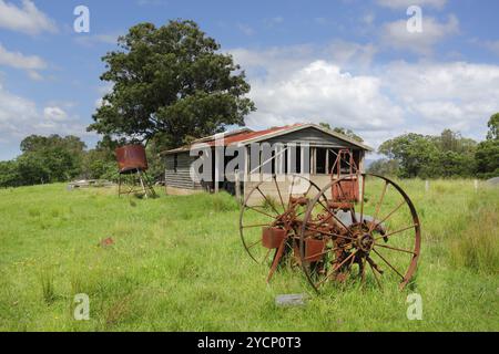 Alte, verfallene Farm-Scheune und rostige Wagenräder in Benandarah Stockfoto