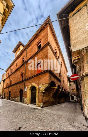 Bolognas weitläufige bogenförmige porticoes (portici), die durch die Stadt führen, gehören zum UNESCO-Weltkulturerbe. Galleria Cavour, Bologna, Emilia-Romagna, Italien Stockfoto