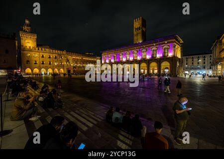 Bolognas weitläufige bogenförmige porticoes (portici), die durch die Stadt führen, gehören zum UNESCO-Weltkulturerbe. Piazza Maggiore, Bologna, Emilia-Romagna, Italien Stockfoto