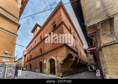 Bolognas weitläufige bogenförmige porticoes (portici), die durch die Stadt führen, gehören zum UNESCO-Weltkulturerbe. Galleria Cavour, Bologna, Emilia-Romagna, Italien Stockfoto