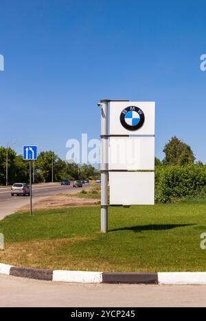 SAMARA, RUSSLAND - 8. JUNI 2014: Schild des BMW-Händlerbetriebs gegen blauen Himmel. BMW ist ein deutsches Automobil-, Motorrad- und Motorenherstellerunternehmen, das i gegründet hat Stockfoto