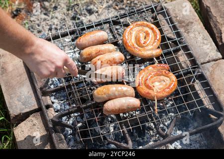 Frische Wurst und Würstchen grillen im Freien auf ein Barbecue-grill Stockfoto