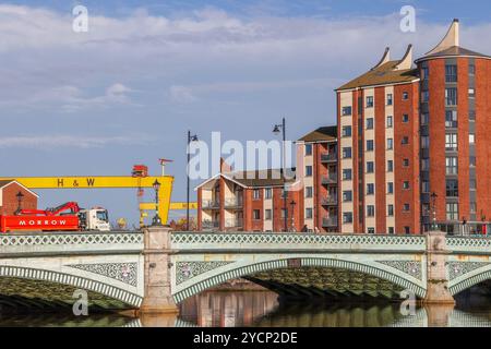 Skyline von east Belfast Moderne Apartments am Fluss Harland & Wolff Krane LKW überqueren die viktorianische Albert Bridge Belfast über den Fluss Lagan. Stockfoto