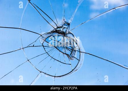 Nahaufnahme der zertrümmerten Glasscheibe gerissen und gebrochen Stockfoto