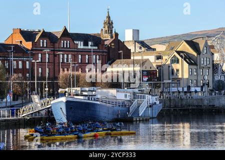 Laganside Belfast Confiance Barge und Gebäude am Fluss Lagan im Zentrum von Belfast Nordirland, Stockfoto