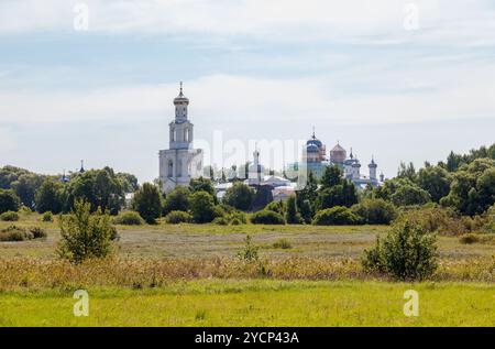 Blick auf die St.-Georgs-Kloster in Weliki Nowgorod, Russland Stockfoto