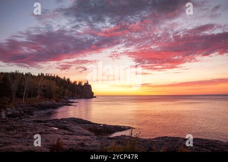 Split Rock Leuchtturm am Nordufer des Lake Superior bei Sonnenaufgang mit dramatischen Wolken und Licht im Herbst Stockfoto