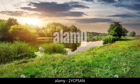 Abend über dem Fluss Stockfoto