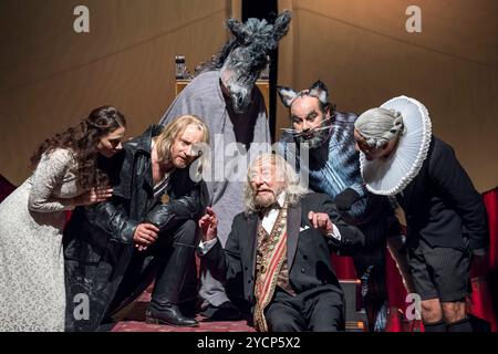 Schauspieler Dieter Hallervorden als der Buergermeister, Mario Ramos als Heinrich, der Sohn des Buergermeisters, Helen Barke als Elsa, Fabian Stromberger als Lanzelot, Georgios Tsivanoglou als Kater, Christiane Zander als Esel, am 23.10.24 bei der Probe zum Theaterstueck, Maerchenkomoedie DER DRACHE im Berliner Schlosspark Theater, Premiere 26.10.24 am 23 10 24 am reh Stockfoto