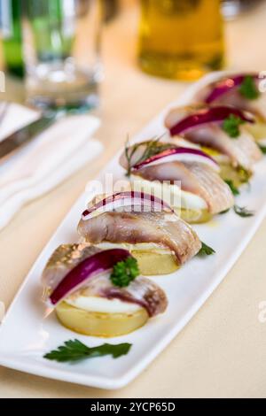 Restourant Servierplatte - Stücke Hering für snack Stockfoto