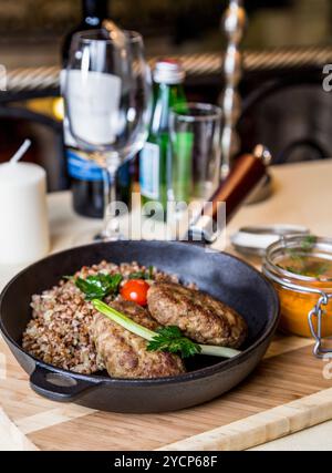 Restourant Teller - Schnitzel mit Buchweizen auf Holzbrett Stockfoto