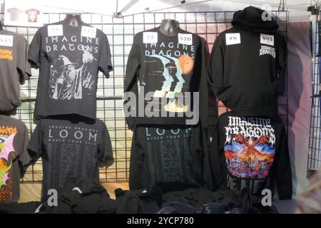 Los Angeles, Kalifornien, USA 22. Oktober 2024 Imagine Dragons Sold Out Loom World Tour Concert Merch beim Hollywood Bowl das erste von vier Konzerten diese Woche im Hollywood Bowl am 22. Oktober 2024 in Los Angeles, Kalifornien, USA. Peter McPoland eröffnet das Gesetz. Foto: Barry King/Alamy Stock Photo Stockfoto