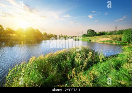 Heller Sonnenuntergang über dem Fluss Stockfoto