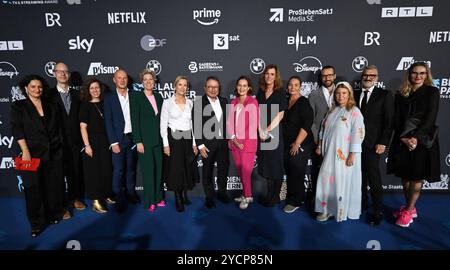 München, Deutschland. Oktober 2024. Die Jury steht bei der Verleihung des TV- und Streaming-Preises „Blue Panther“ in der BMW Welt. Der ehemalige Bayerische Fernsehpreis trägt diesen Namen seit 2022. Quelle: Felix Hörhager/dpa/Alamy Live News Stockfoto