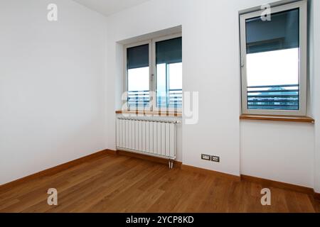 Neue leere kleine Zimmer im renovierten Home Stockfoto