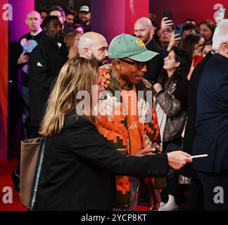 Pharrell Williams besucht das BFI Southbank Filmfestival für die Premiere von Stück für Stück, einem Biopic über sein Leben in der Musikindustrie. London, Großbritannien Stockfoto