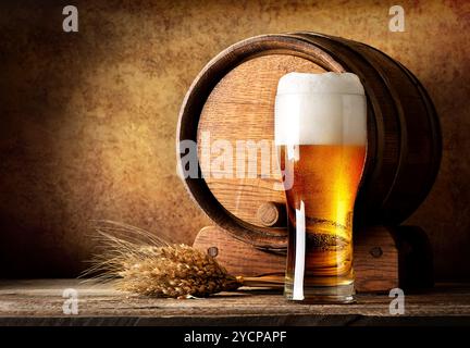 Holzfässer und Bier Stockfoto