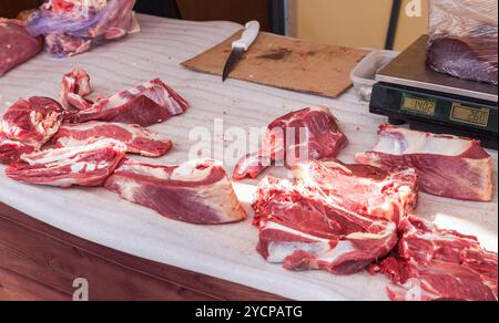 Rohe gehackte Fleisch bereit für den Verkauf auf dem lokalen Markt Stockfoto