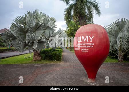 Yogyakarta, Indonesien - 8. September 2024: Rote Positionsnadel, Markierung des Denkmals und Campus-Koordinaten der Muhammadiyah University of Yogyakarta (UMY), I Stockfoto