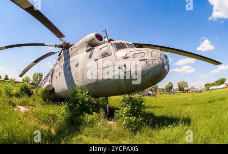 SAMARA, RUSSLAND - 25. MAI 2014: Der russische Schwertransporthubschrauber Mi-6 auf einem verlassenen Flugplatz. Die MIL Mi-6 wurde eingebaut Stockfoto