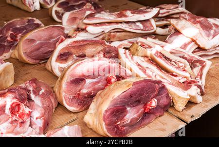 Rohe gehackte Fleisch verkaufsfertig im lokalen Markt Stockfoto