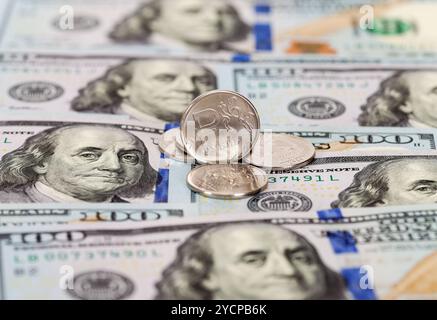 Russische Rubel Münzen über US-Dollar-Banknoten hautnah Stockfoto