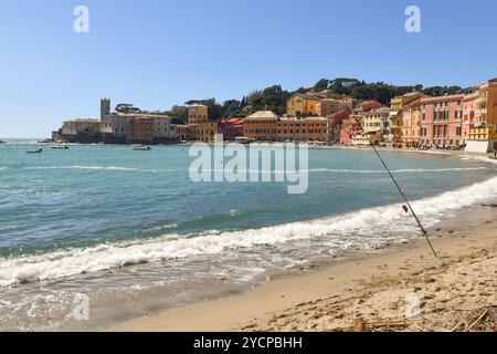 Blick auf die Bucht der Stille vom Sandstrand, mit einer Angelrute im Vordergrund, Sestri Levante, Genua, Ligurien, Italien Stockfoto