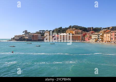 Erhöhter Blick auf die Bucht der Stille mit verankerten Booten und den farbenfrohen Häusern mit Blick auf den Strand im Frühling, Sestri Levante, Genua, Ligurien Stockfoto