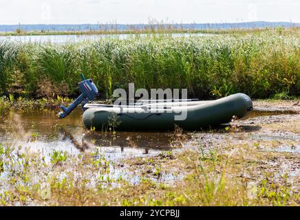 Schlauchboot mit Motor auf dem See im Sommer Stockfoto