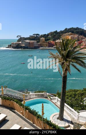 Erhöhter Blick auf die Bucht der Stille mit einem Terrassengarten und einem Swimmingpool im Vordergrund, Sestri Levante, Genua, Ligurien, Italien Stockfoto