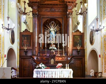 Hauptaltar der Kirche Santa Maria Immacolata (1688) mit einer Holzstatue der Unbefleckten (18. Jh.), Sestri Levante, Genua, Ligurien, Italien Stockfoto