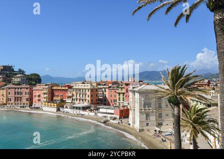 Erhöhter Blick auf das historische Zentrum von Sestri Levante mit der Bucht der Stille und der Bucht der Märchen im Hintergrund, Genua, Ligurien, Italien Stockfoto