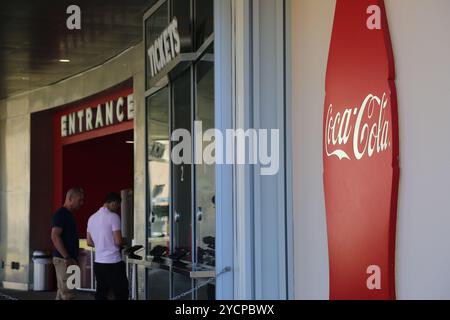 Atlanta, USA. Oktober 2024. Besucher kaufen Tickets für die World of Coca-Cola in Atlanta, Georgia, USA, am 23. Oktober 2024. Die Coca-Cola-Aktien gingen am Mittwoch um fast 2 Prozent zurück, nachdem das Unternehmen im dritten Quartal ein schwächeres Stückzahlvolumen meldete. Quelle: Liu Yanan/Xinhua/Alamy Live News Stockfoto