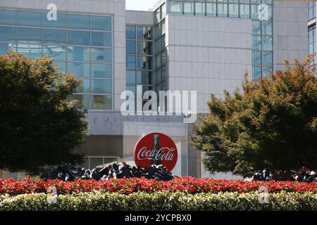 Atlanta, USA. Oktober 2024. Ein Coca-Cola-Logo ist am Eingang der Coca-Cola Company in Atlanta, Georgia, USA, am 23. Oktober 2024 zu sehen. Die Coca-Cola-Aktien gingen am Mittwoch um fast 2 Prozent zurück, nachdem das Unternehmen im dritten Quartal ein schwächeres Stückzahlvolumen meldete. Quelle: Liu Yanan/Xinhua/Alamy Live News Stockfoto