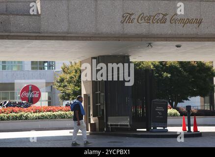 Atlanta, USA. Oktober 2024. Ein Mann läuft am 23. Oktober 2024 am Eingang der Coca-Cola Company in Atlanta, Georgia, USA, vorbei. Die Coca-Cola-Aktien gingen am Mittwoch um fast 2 Prozent zurück, nachdem das Unternehmen im dritten Quartal ein schwächeres Stückzahlvolumen meldete. Quelle: Liu Yanan/Xinhua/Alamy Live News Stockfoto