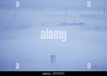 Mainz, Rheinland-Pfalz, Deutschland. Oktober 2024. Nebel bedeckt die Stadt Mainz bei Sonnenaufgang. (Kreditbild: © Matias Basualdo/ZUMA Press Wire) NUR REDAKTIONELLE VERWENDUNG! Nicht für kommerzielle ZWECKE! Stockfoto