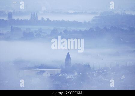 Mainz, Rheinland-Pfalz, Deutschland. Oktober 2024. Nebel bedeckt die Stadt Mainz bei Sonnenaufgang. (Kreditbild: © Matias Basualdo/ZUMA Press Wire) NUR REDAKTIONELLE VERWENDUNG! Nicht für kommerzielle ZWECKE! Stockfoto