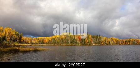 Day Lake an einem Herbstmorgen im Norden von Wisconsin. Stockfoto