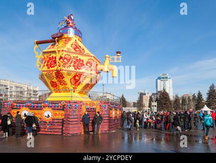 RUSSLAND, SAMARA - 2. März 2014: Das Volk der Samara feiert Fastnacht. Maslenitsa oder Pfannkuchenwoche ist der einzige rein slawische Feiertag, der bis in die Jahre zurückreicht Stockfoto