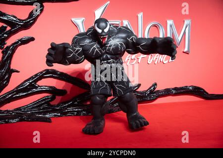 London, Großbritannien. Oktober 2024. Im Bild: Ein CoS-Spieler, der als Venom verkleidet ist, besucht die britische Premiere von „Venom: The Last Dance“ im BFI IMAX. Quelle: Justin Ng/Alamy Live News Stockfoto