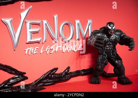 London, Großbritannien. Oktober 2024. Im Bild: Ein CoS-Spieler, der als Venom verkleidet ist, besucht die britische Premiere von „Venom: The Last Dance“ im BFI IMAX. Quelle: Justin Ng/Alamy Live News Stockfoto