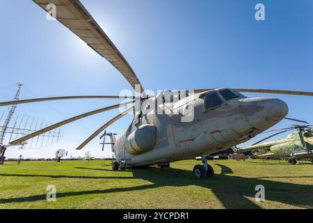 TOGLIATTI, RUSSLAND - 2. MAI 2013: Der schwere russische Militärtransporthubschrauber Mi-26 Halo im Technischen Museum Togliatti Stockfoto