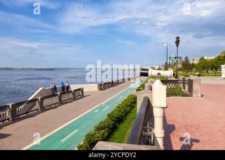 SAMARA, RUSSLAND - 17. MAI 2014: Münzfernglas am Ufer der Wolga in Samara. Samara ist die größte Stadt Russlands Stockfoto