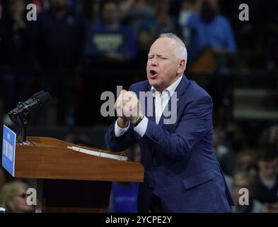 22. Oktober 2024: Der nominierte Vizepräsident TIM WALZ, Gouverneur von Minnesota, in Madison, Wisconsin, tritt an diesem ersten Tag der frühen Abstimmung auf die Bühne des Veteran's Memorial Coliseum, Alliant Energy Center. (Kreditbild: © Pat A. Robinson/ZUMA Press Wire) NUR REDAKTIONELLE VERWENDUNG! Nicht für kommerzielle ZWECKE! Stockfoto